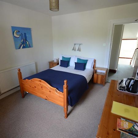 ベトウス・ア・コーエド Bryn Llewelyn Bed & Breakfast エクステリア 写真