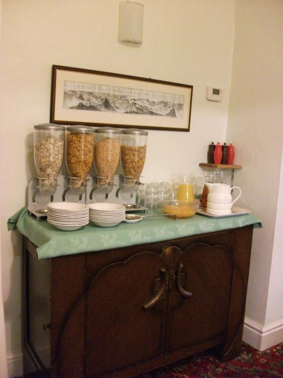 ベトウス・ア・コーエド Bryn Llewelyn Bed & Breakfast エクステリア 写真