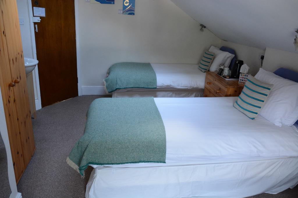 ベトウス・ア・コーエド Bryn Llewelyn Bed & Breakfast エクステリア 写真