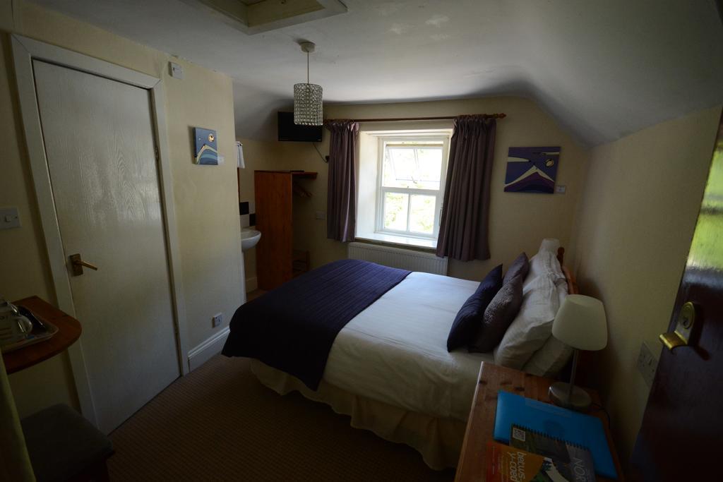 ベトウス・ア・コーエド Bryn Llewelyn Bed & Breakfast エクステリア 写真